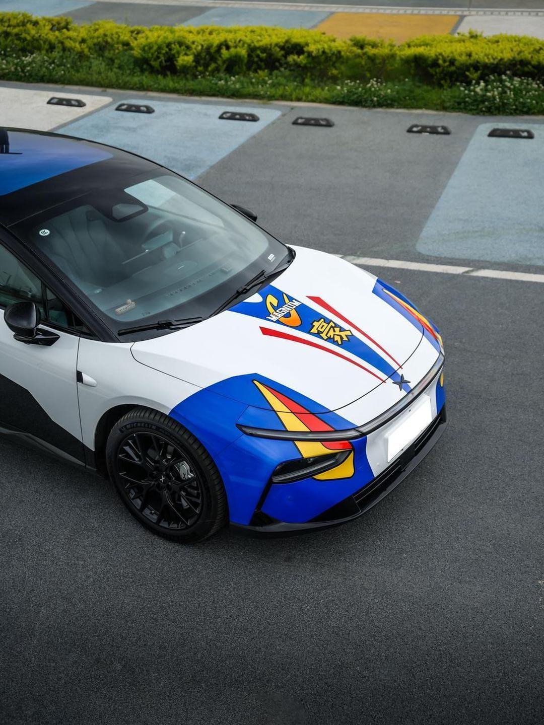 小鹏P7车主改装冰莓粉轮毂贴引热潮