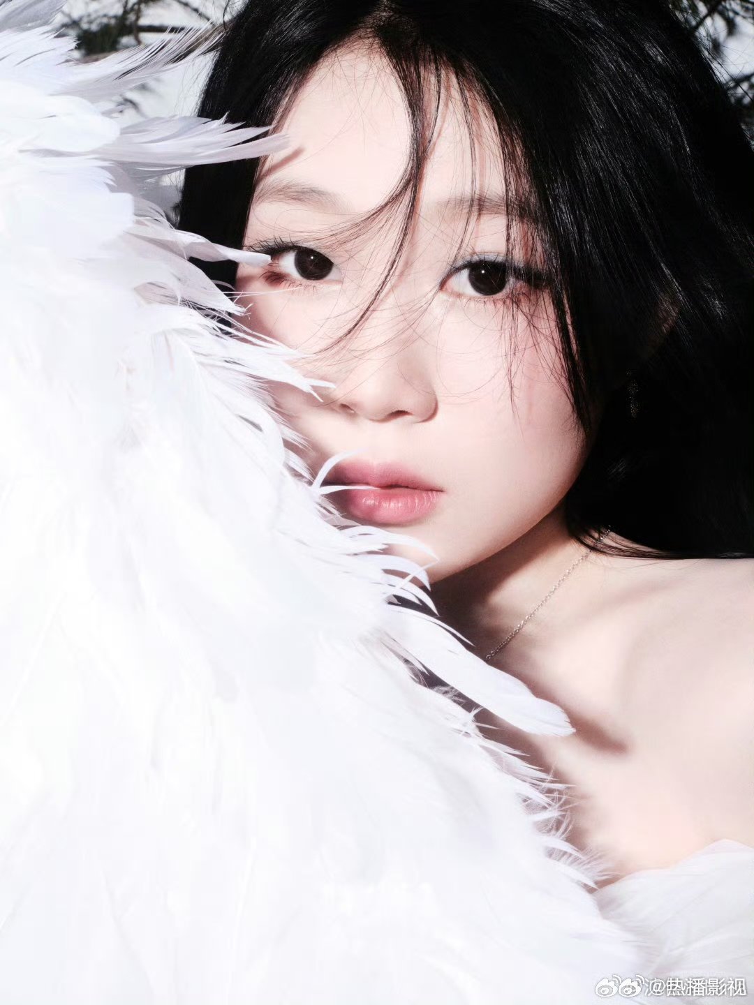 沈佳润白裙造型亮相引关注