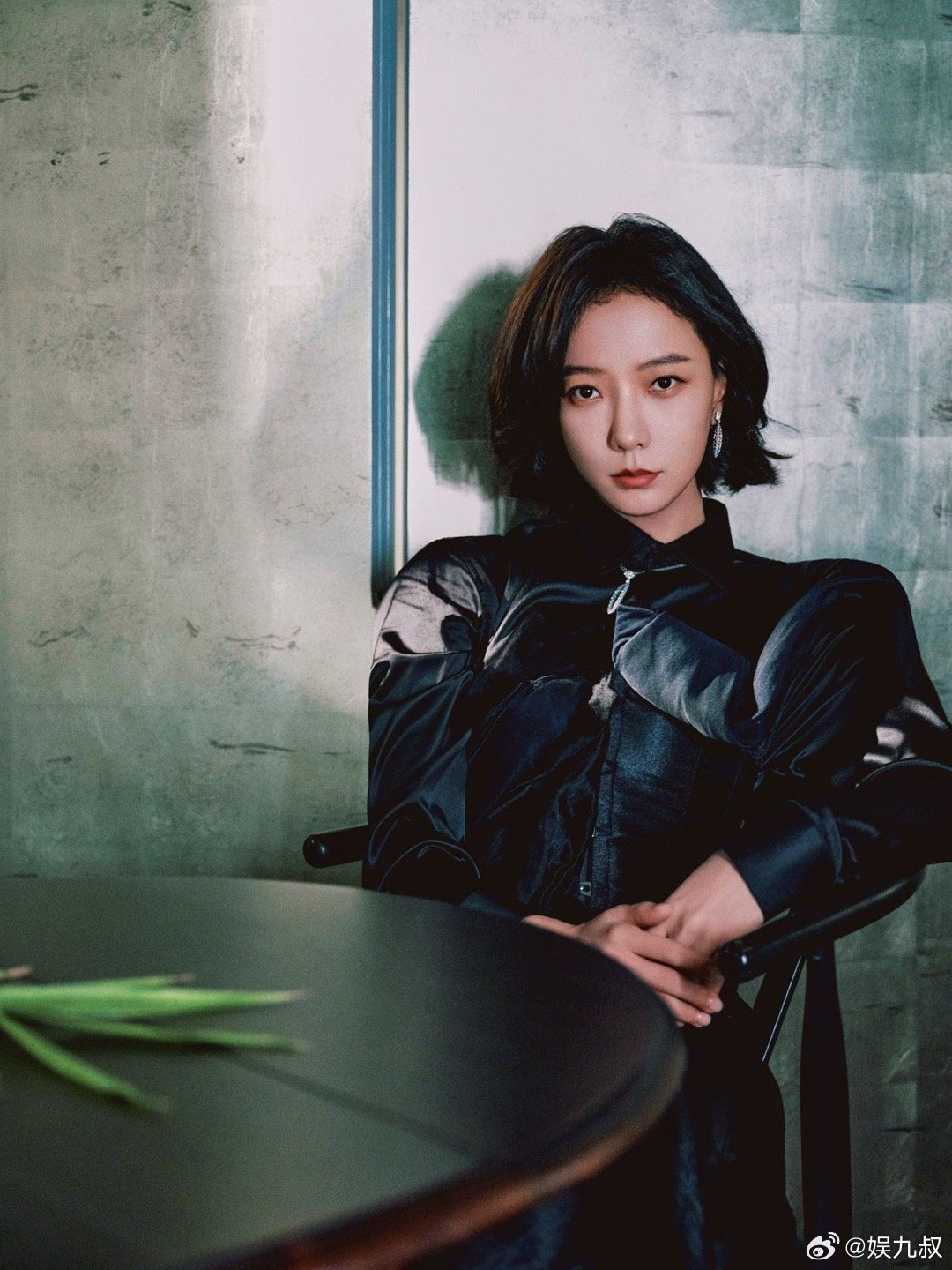 王珞丹金鸡红毯全黑缎面长裙零露肤展清冷高级感