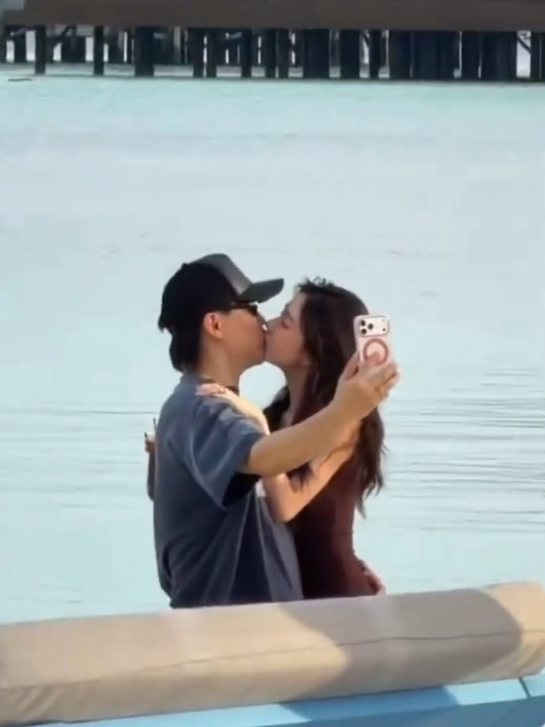 胡彦斌易梦玲马尔代夫接吻被偶遇，同现身话剧首演合照