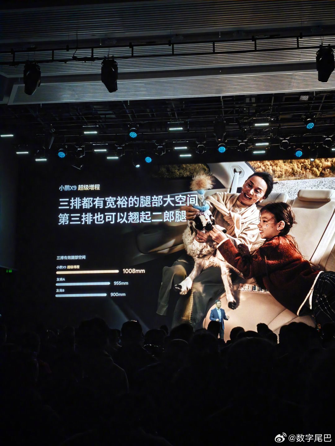 小鹏X9增程版实测空间引热议，一米八坐第三排头部一拳