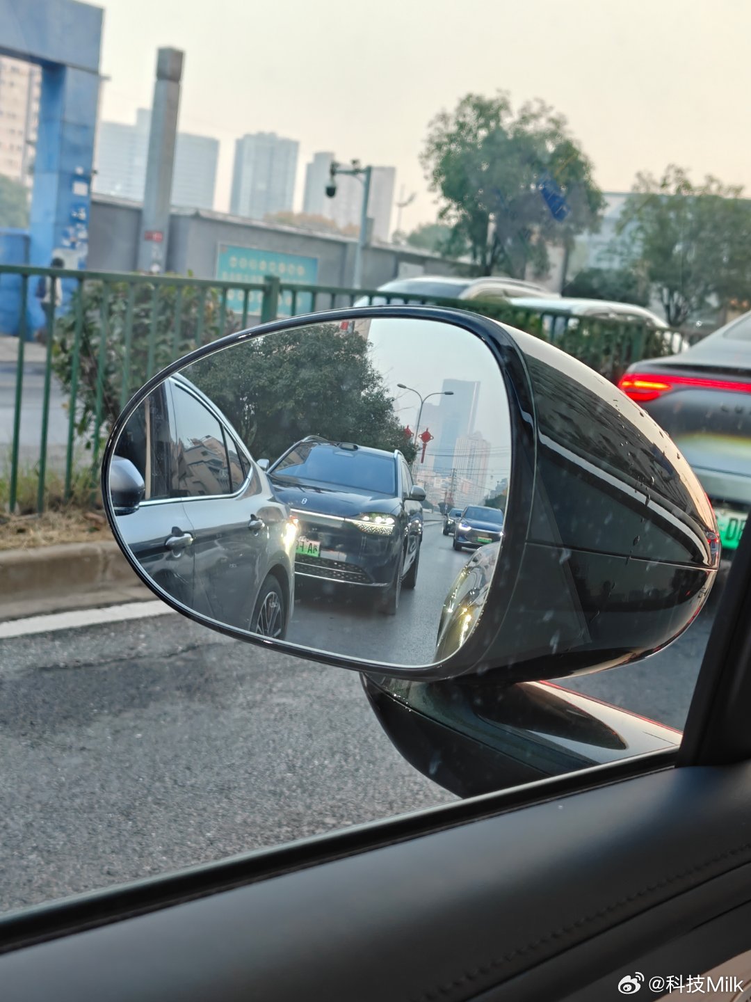 智界S7、问界M9与享界S9T车主调侃尊界难遇