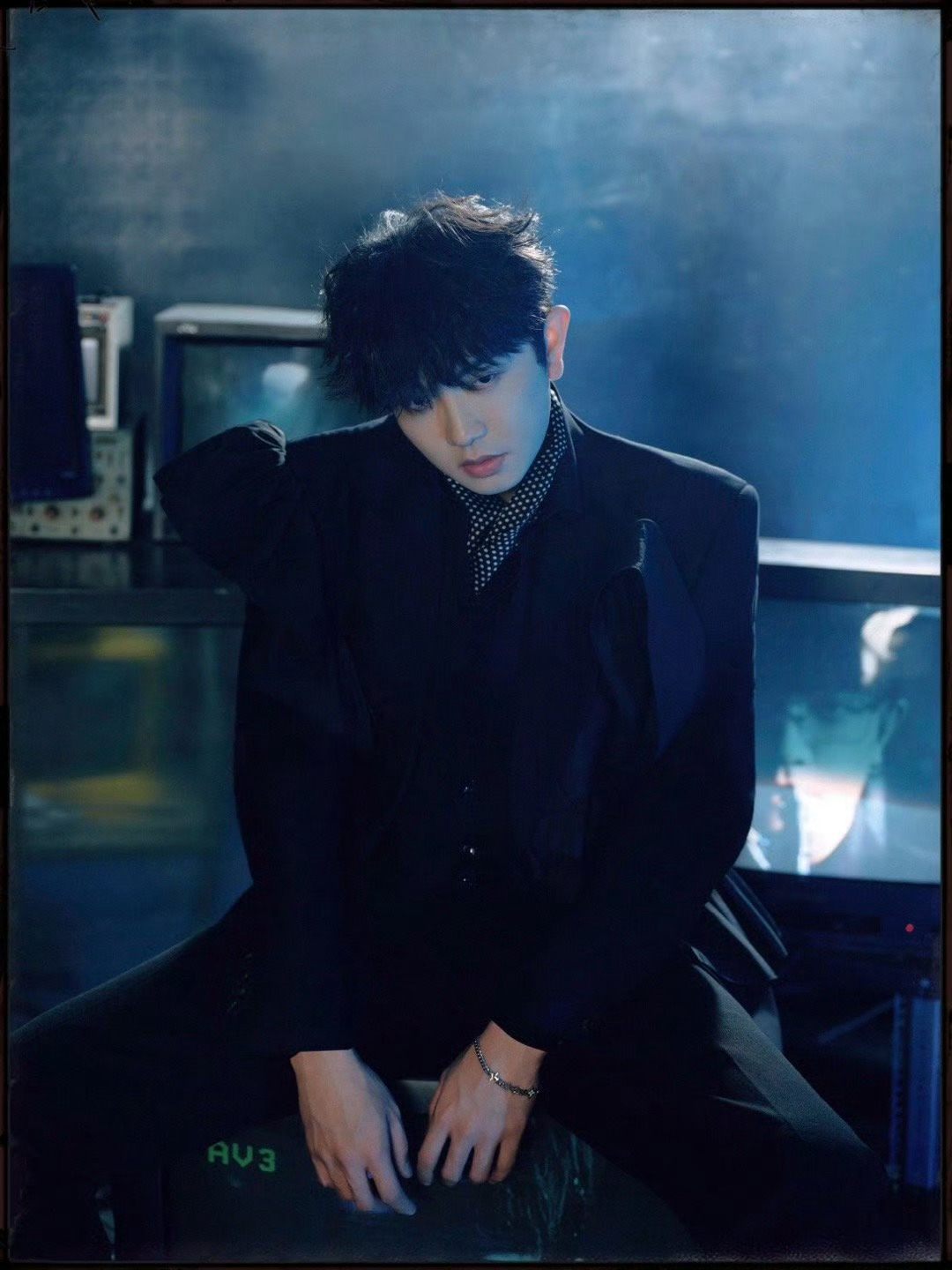 颜人中黑西装波点衬衫亮相声生不息