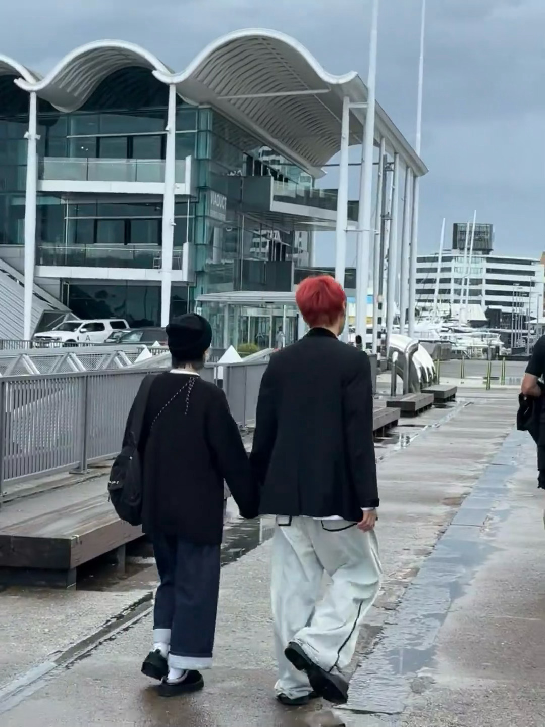 李荣浩杨丞琳奥克兰街头牵手漫步