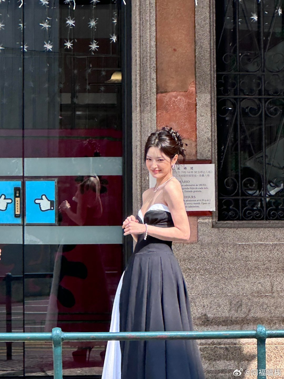 徐若晗尖叫之夜穿黑白拼接抹胸长裙亮相