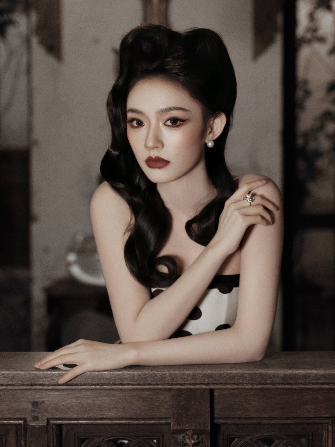 林允复古波点裙亮相2025爱奇艺尖叫之夜，猫耳发型惊艳