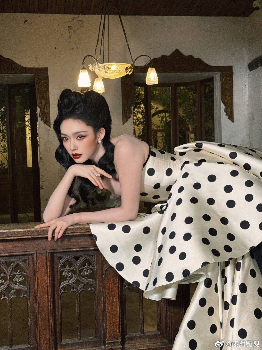 林允爱奇艺尖叫之夜红毯再次绊脚