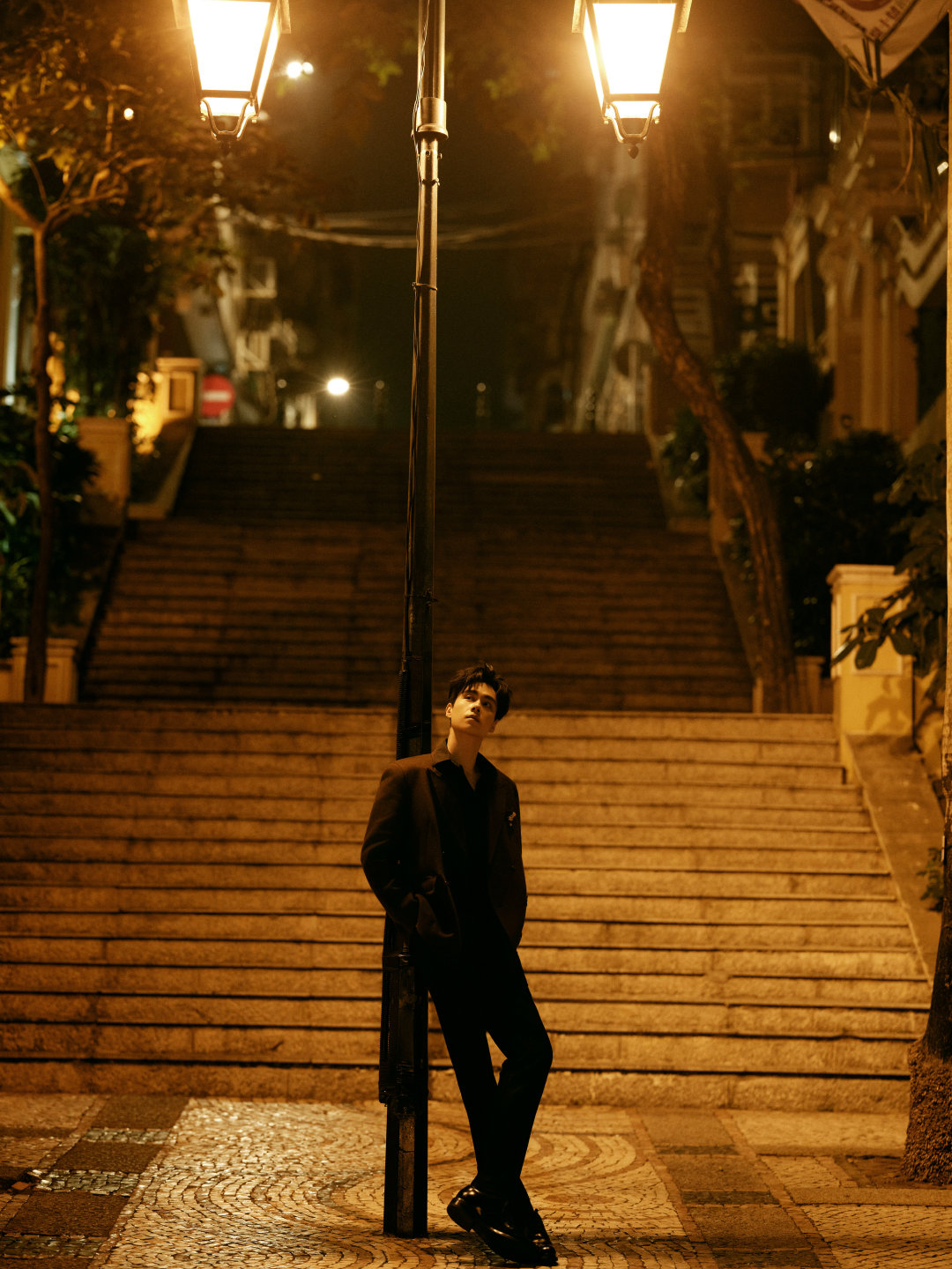 胡一天街头漫步西装造型曝光