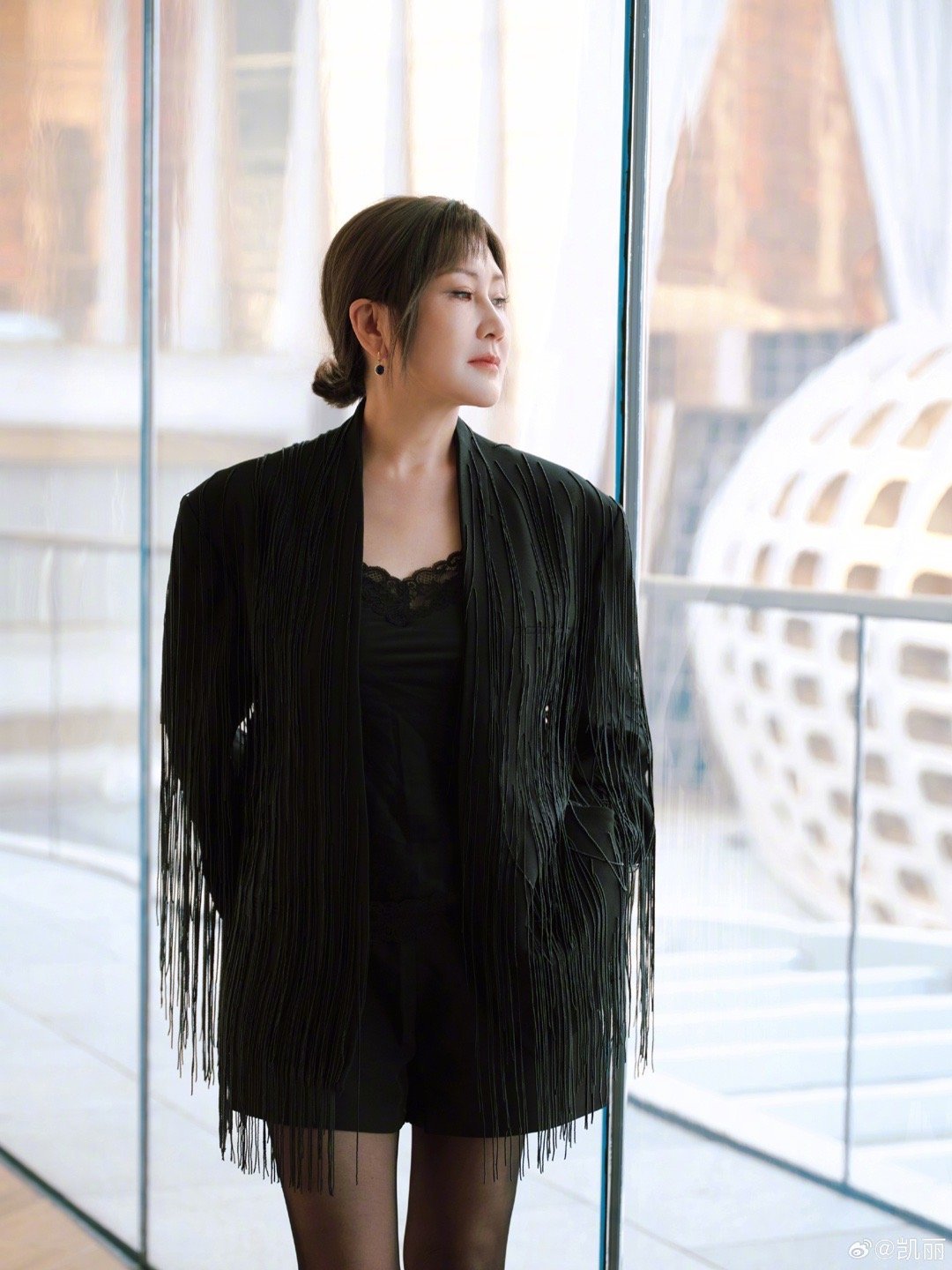 张凯丽短裙黑丝新造型亮相，气场全开惊艳众人