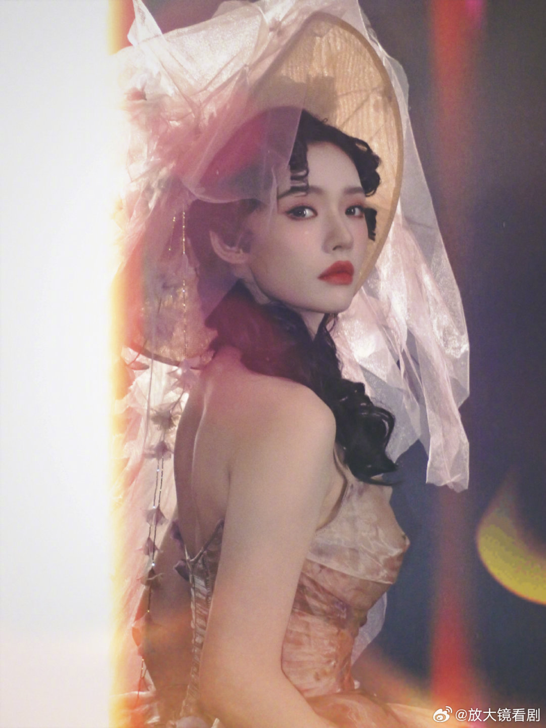 林允复古造型如油画美人惊艳亮相