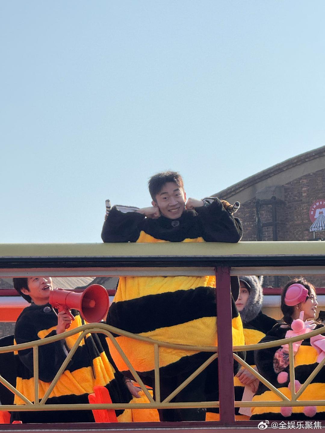 杨迪跳起仅及魏大勋膝盖