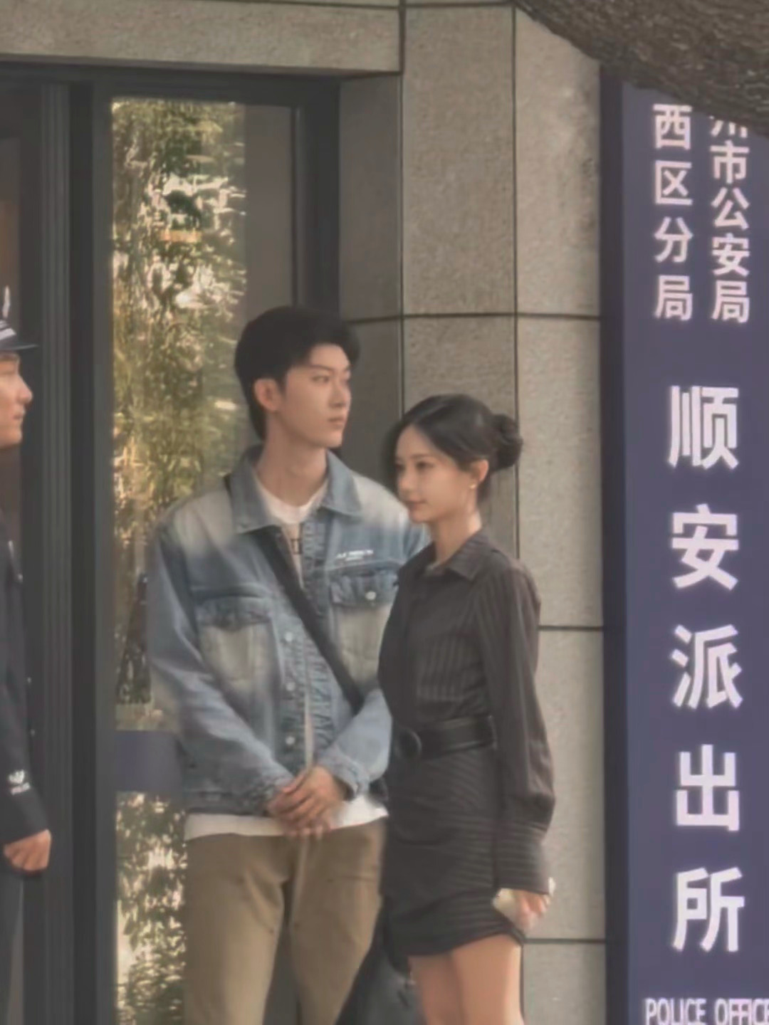 路人镜头下的李一桐身形纤瘦气质出众