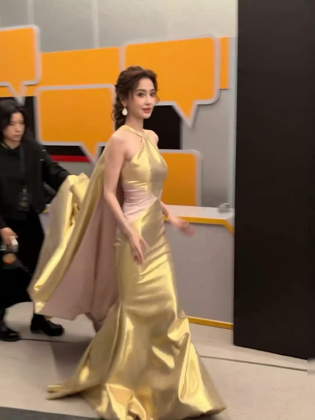 Angelababy亮相芭莎艺术之夜红毯