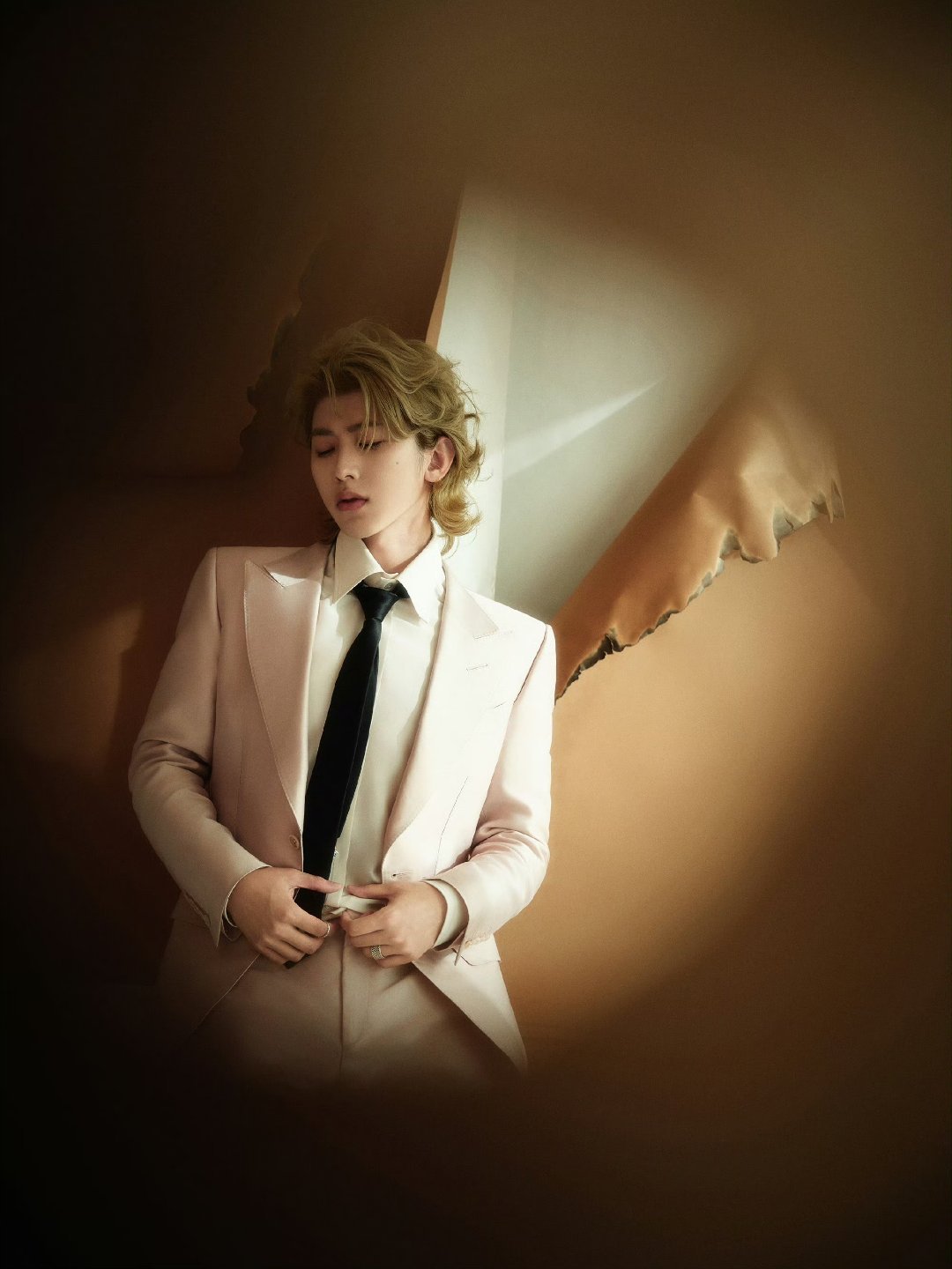 蔡徐坤《情人》持续走红，成选秀经典曲目