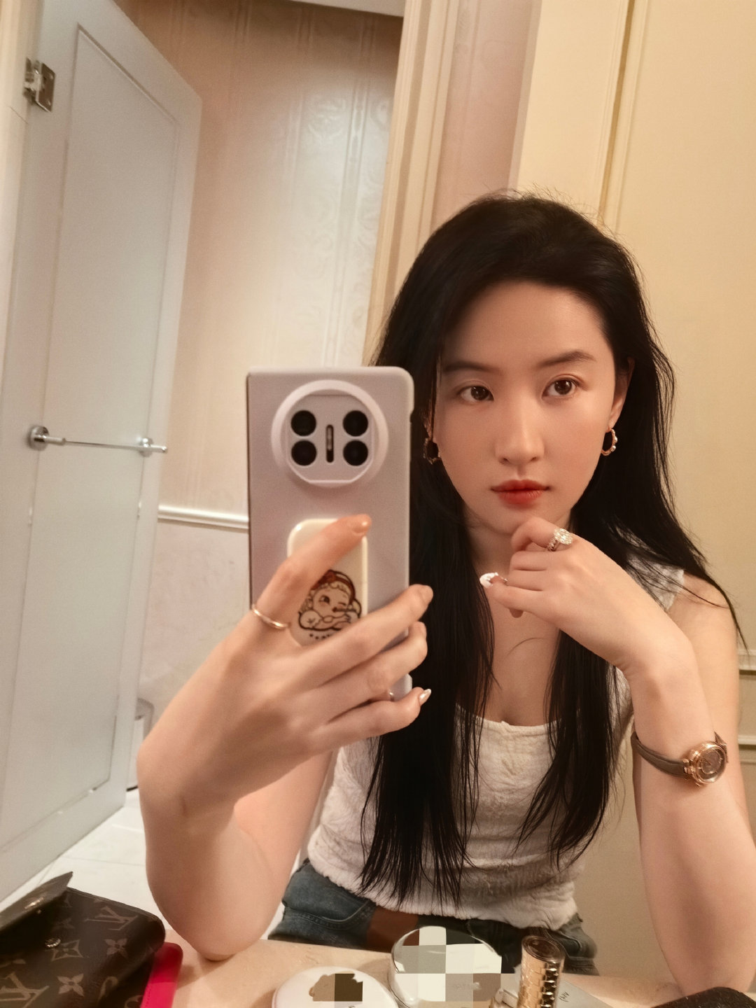 刘亦菲晒小猫日常三连拍,可爱营业偷看主人