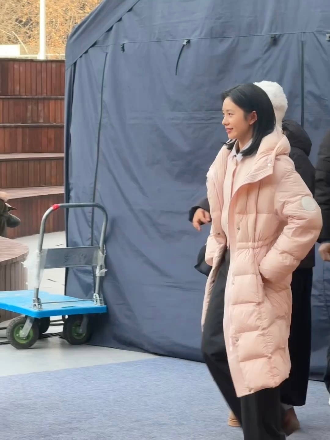 刘浩存黄轩回母校帮同学拍照