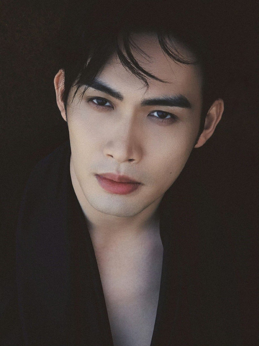 张彬彬金鹅红毯深V造型引关注