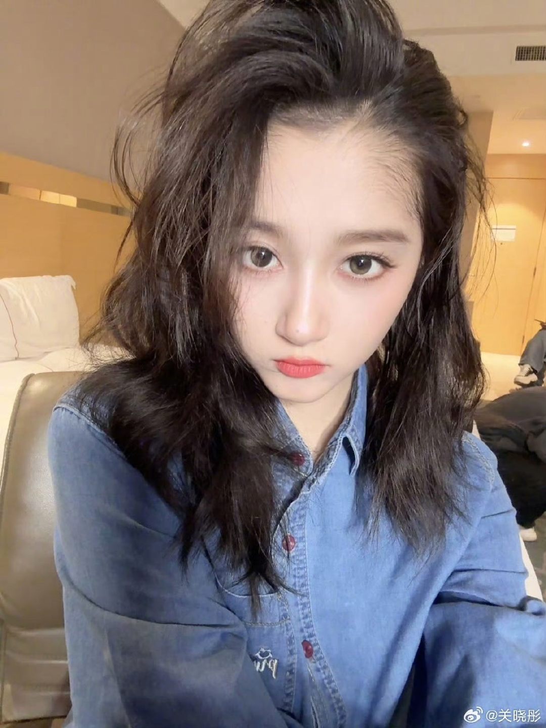 关晓彤亮相央视跨晚，吕梁抵达造型惊艳