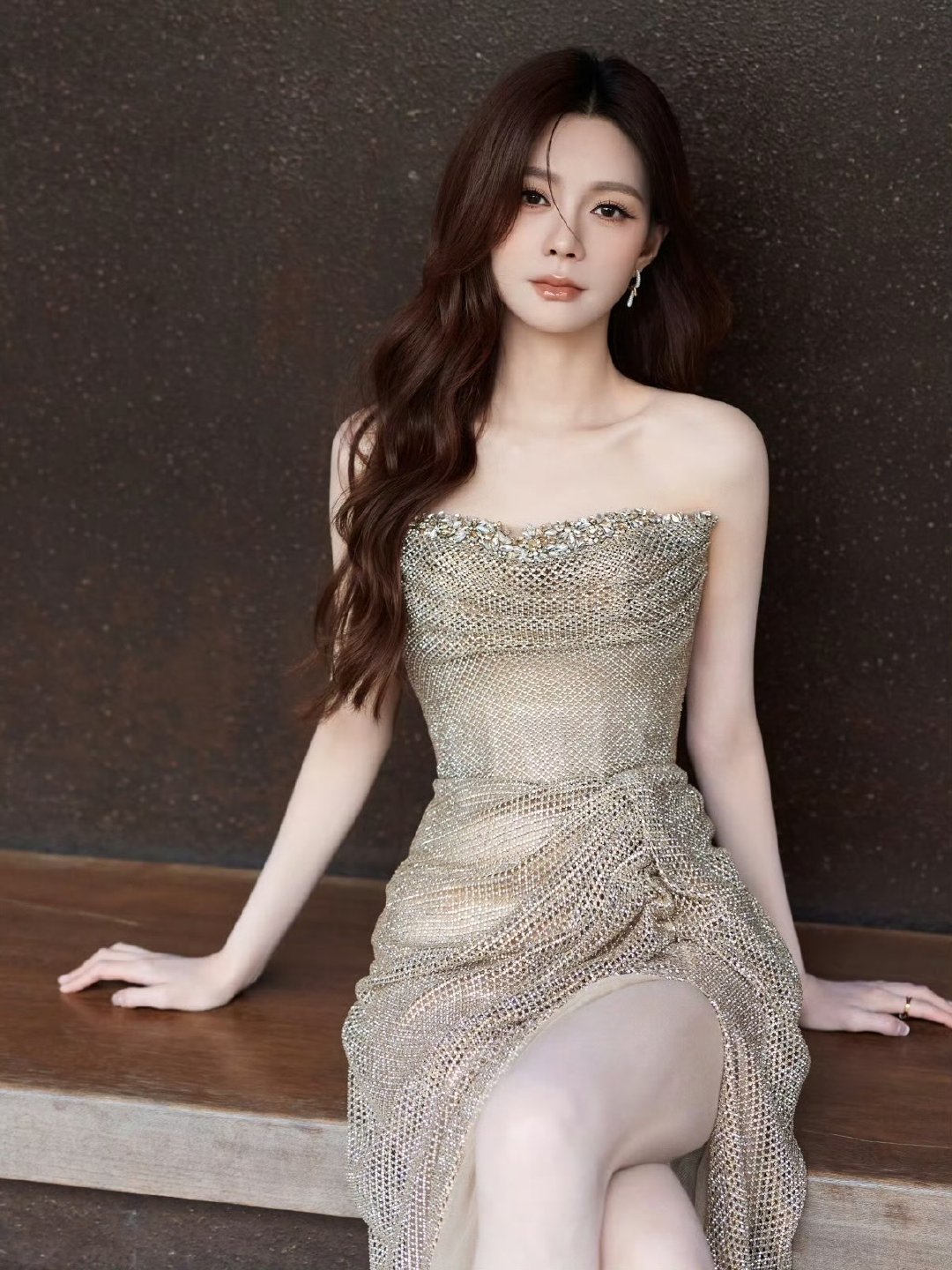 沈梦辰鎏金礼服亮相声鸣远扬直播，与周考何炅同台