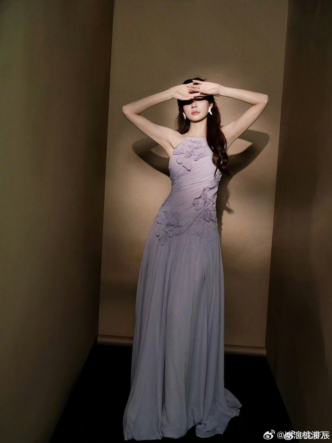 沈梦辰鎏金礼服裙摆流光溢彩成焦点