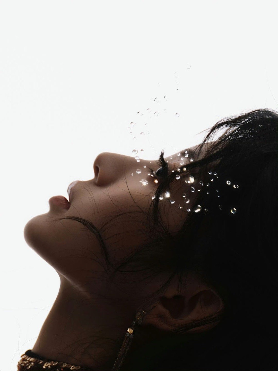 田曦薇金色流苏裙亮相腾讯视频星光大赏