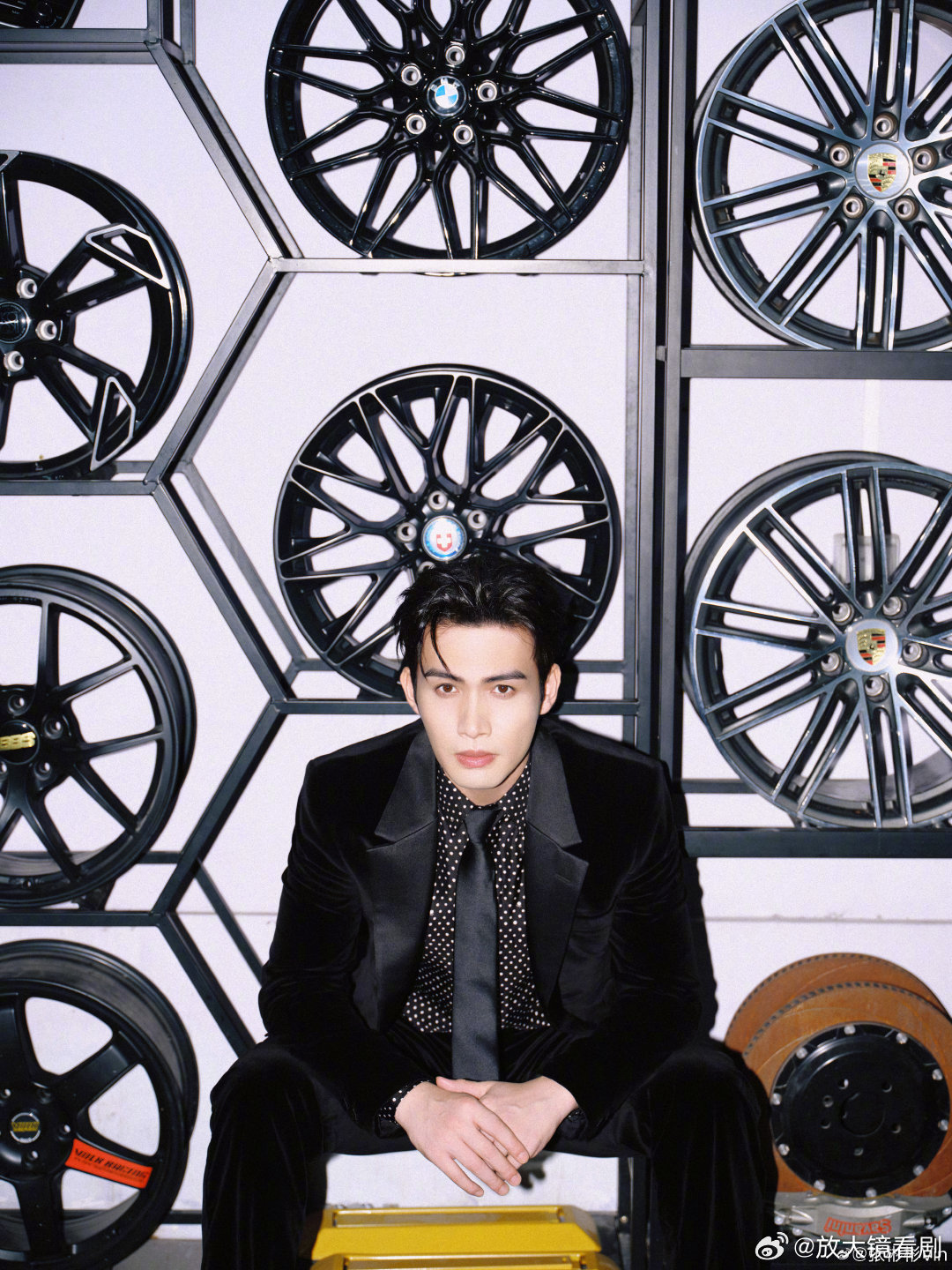 张彬彬以秦南风格亮相，酷帅造型引关注