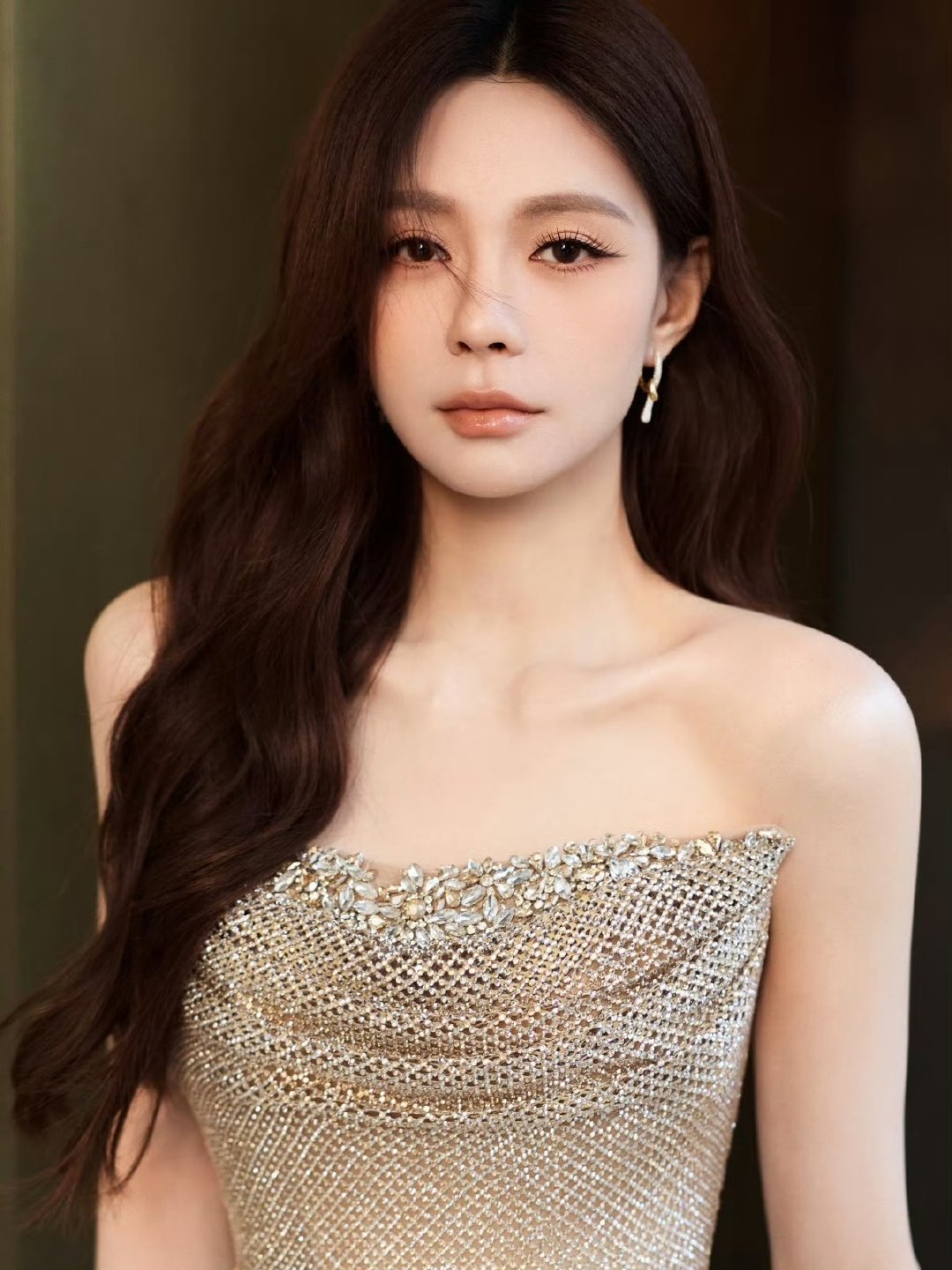 沈梦辰鎏金礼服造型亮相声鸣远扬直播