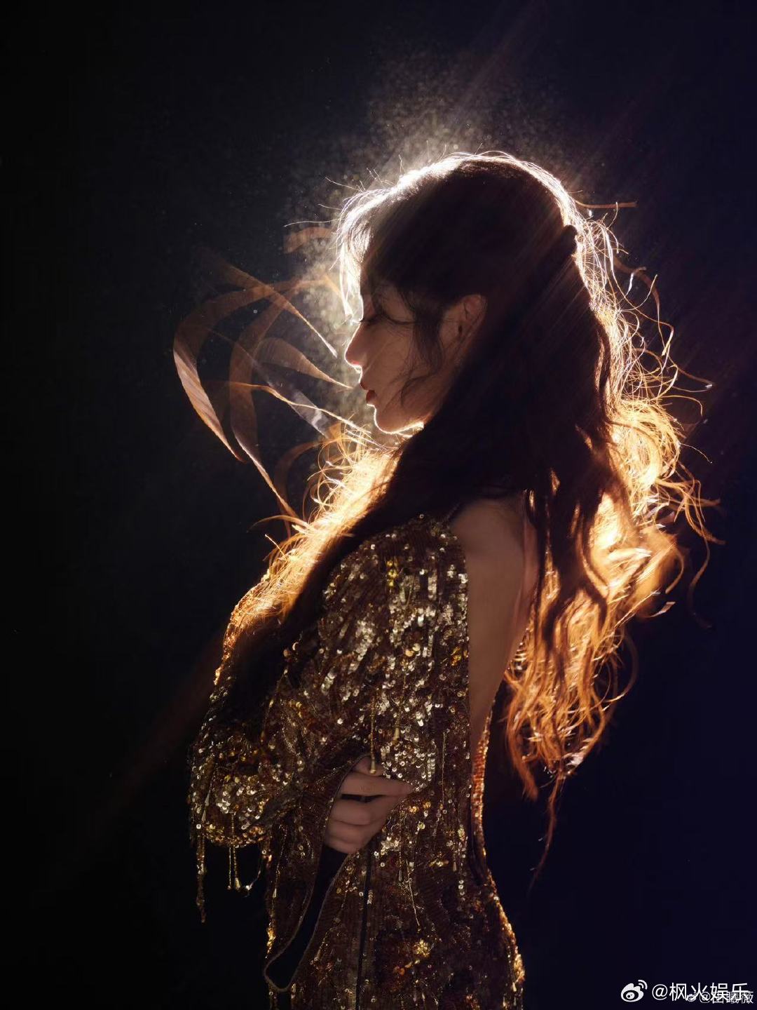 田曦薇穿金色露背礼服亮相红毯