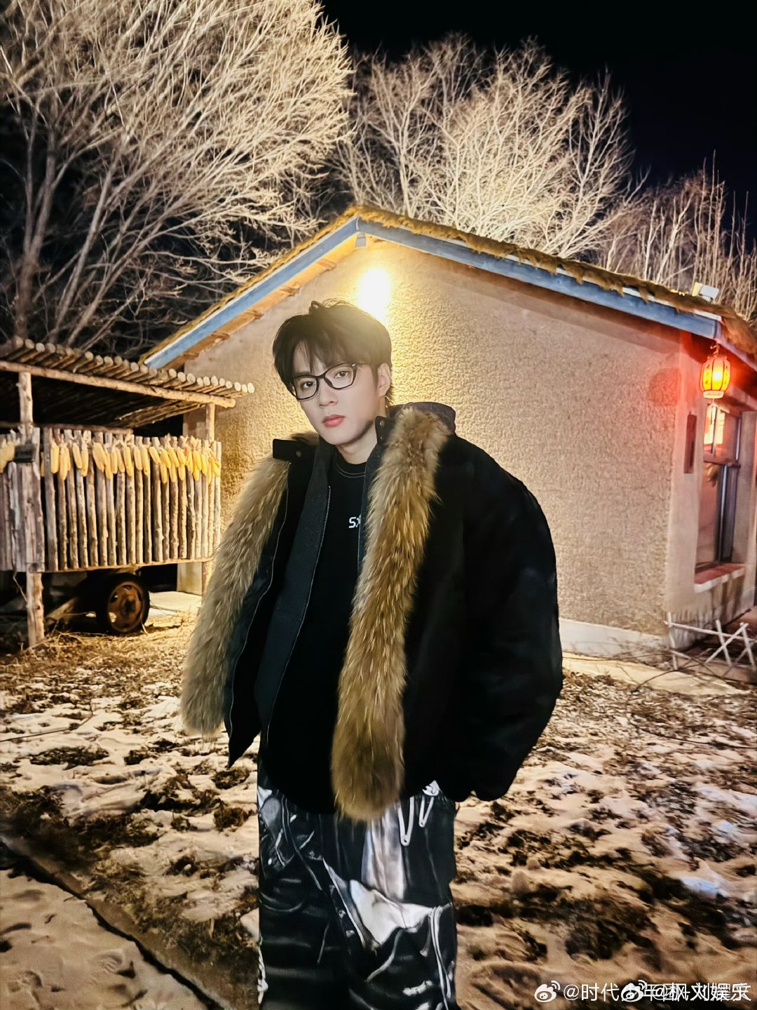 刘耀文黑框眼镜造型亮相，冬至送祝福