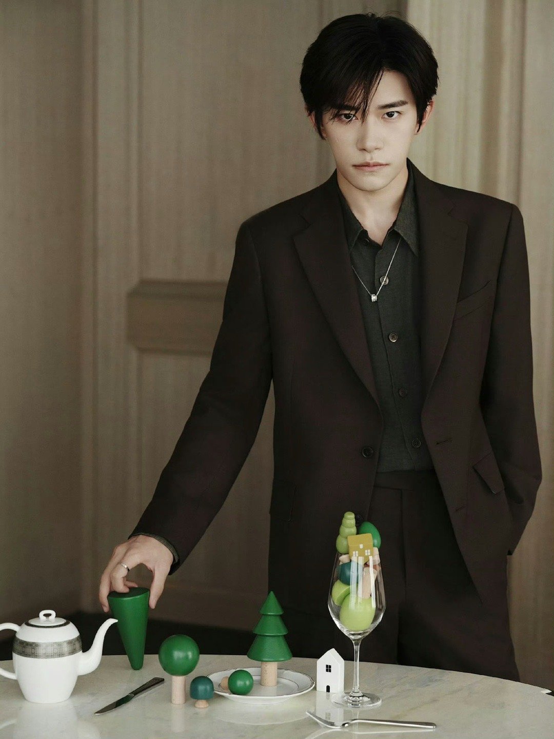 易烊千玺发布会着绿色叠加西装展现摩登绅士感