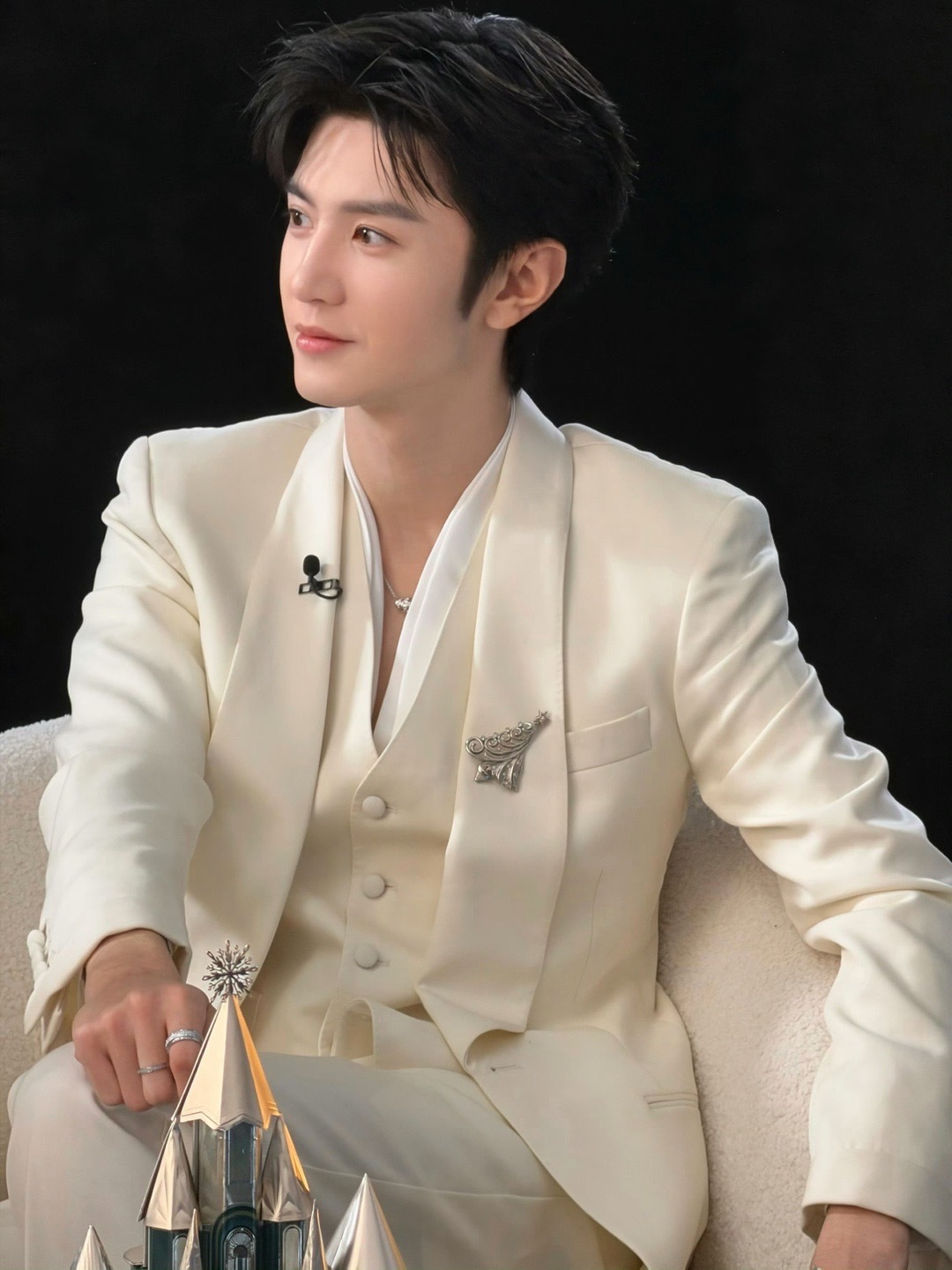 陈哲远直播造型帅气获赞