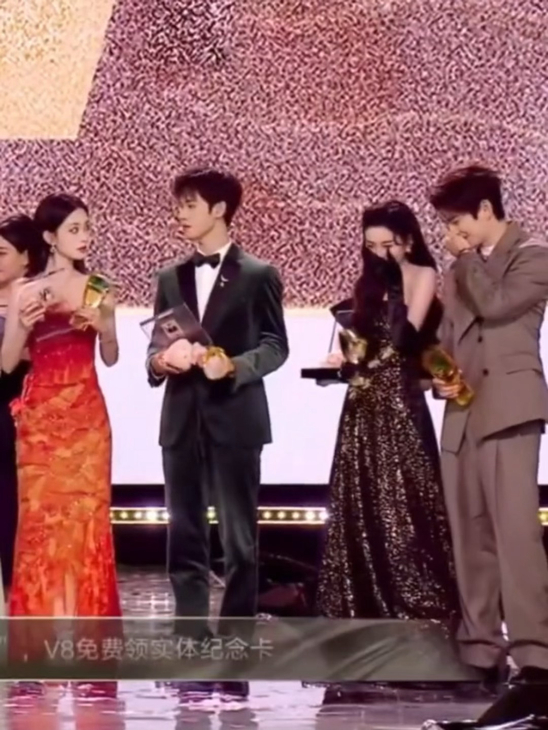 宋祖儿站昀孟中间引众人注目