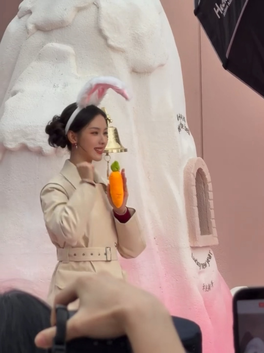 陈都灵戴兔耳比心亮相，侧丸子造型吸睛