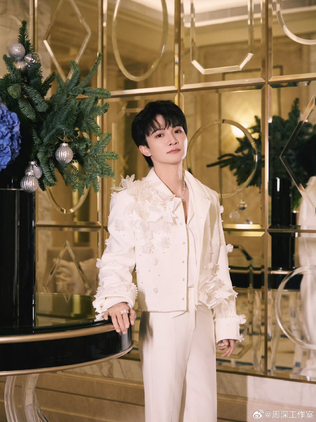 周深高空秋千献唱《雨蝶》惊艳江苏跨年