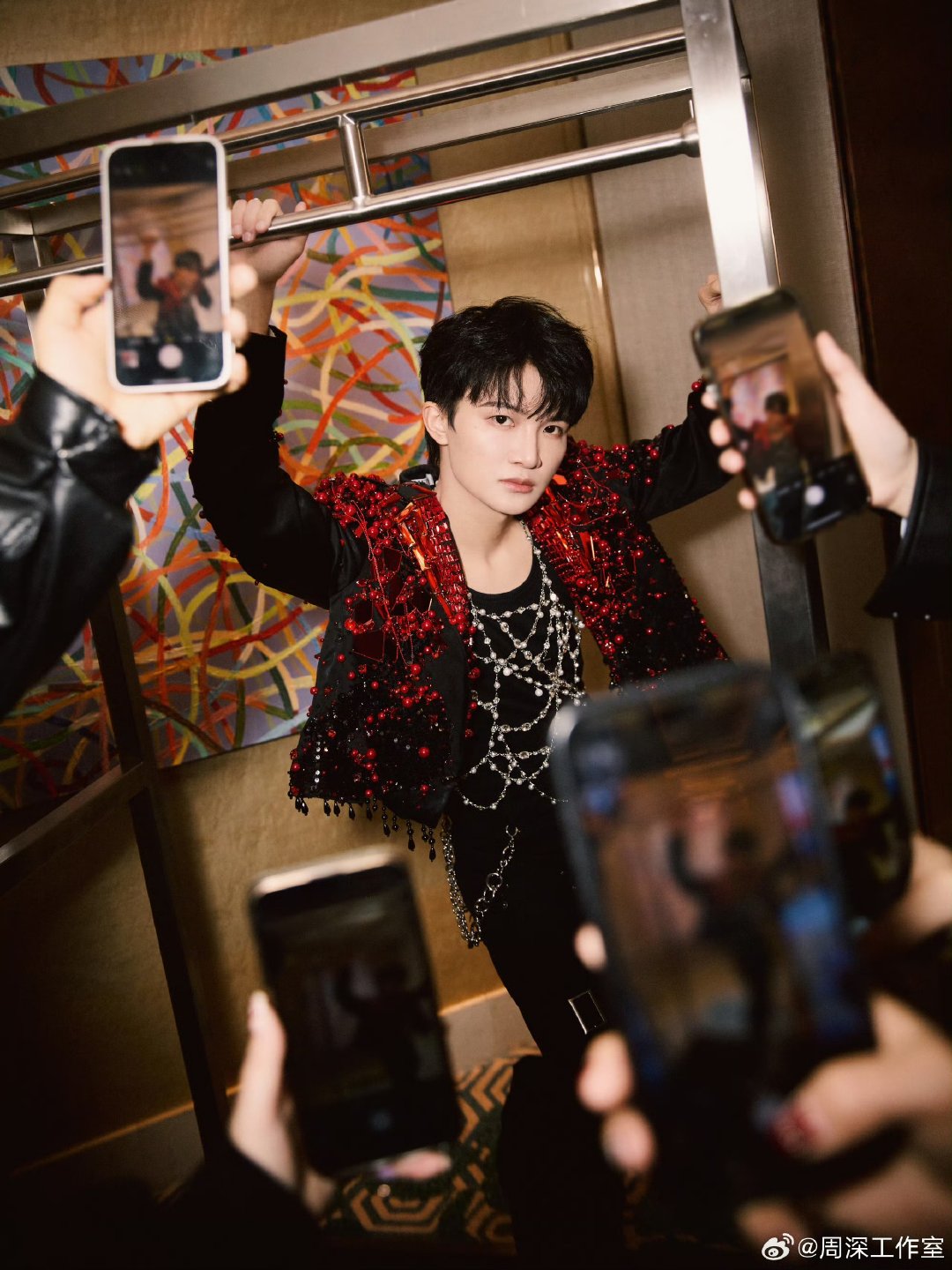 周深江苏跨年独力补足杂技表演空缺