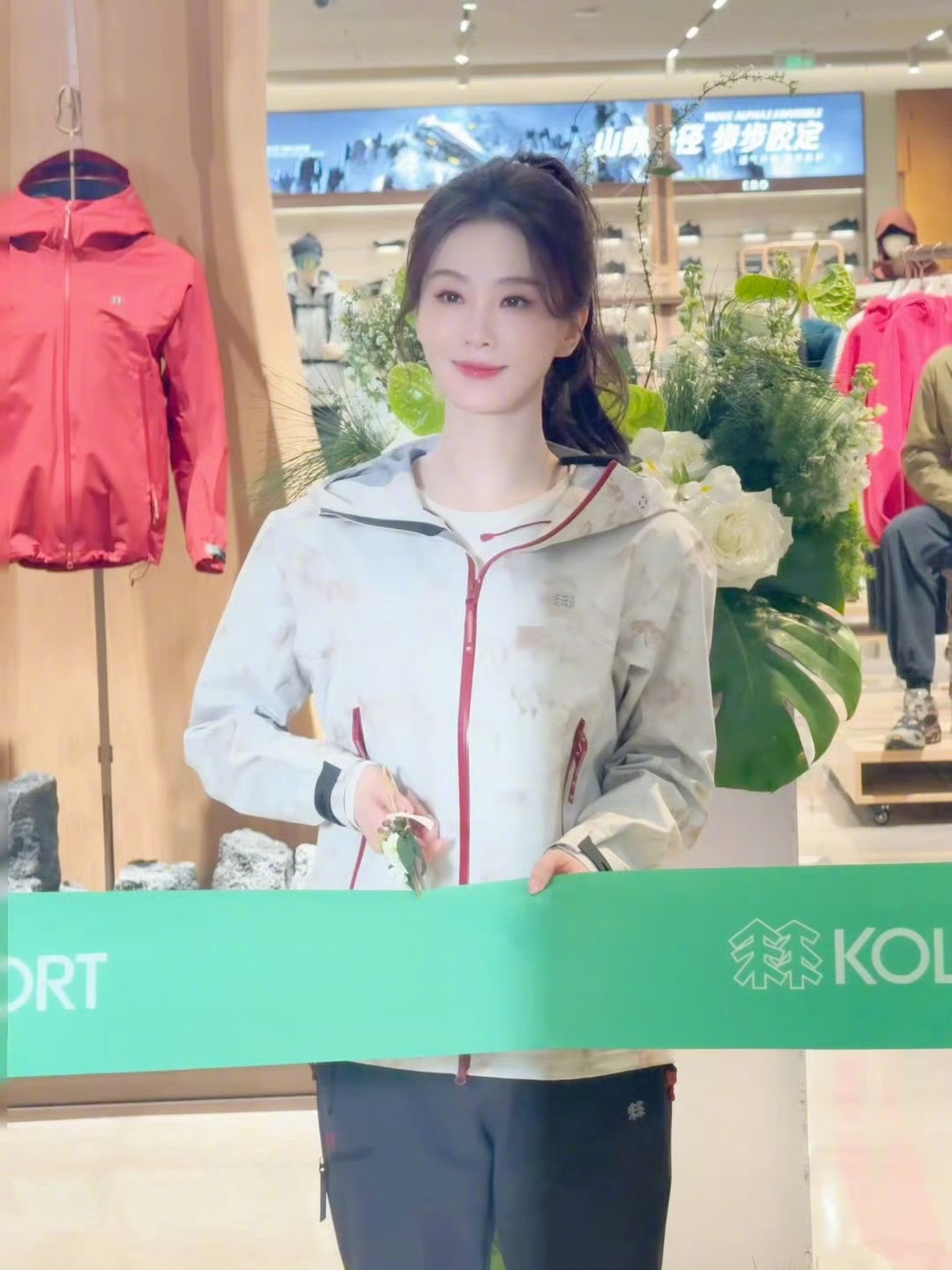 刘诗诗线下活动状态极佳，肌肤白皙光彩照人