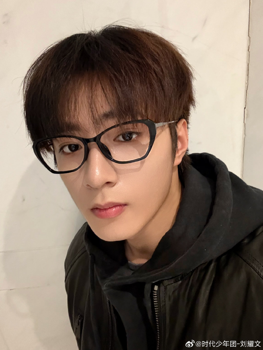 刘耀文晒自拍称有点温差