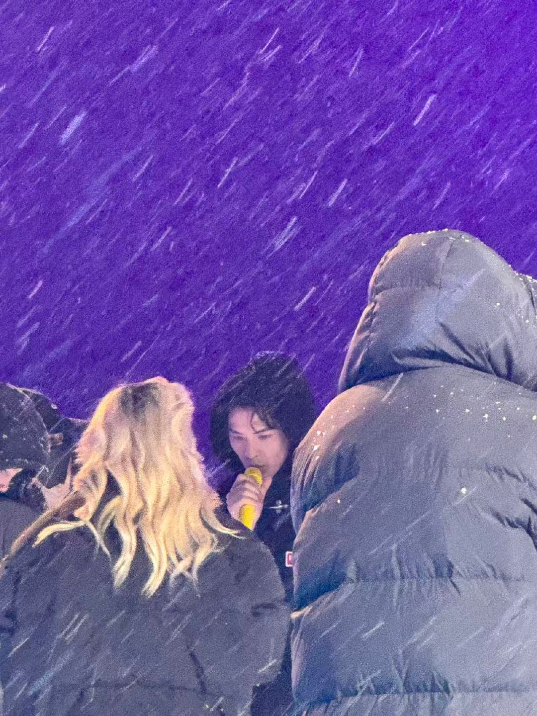 萧敬腾山西跨年遇大雪，现场氛围感拉满