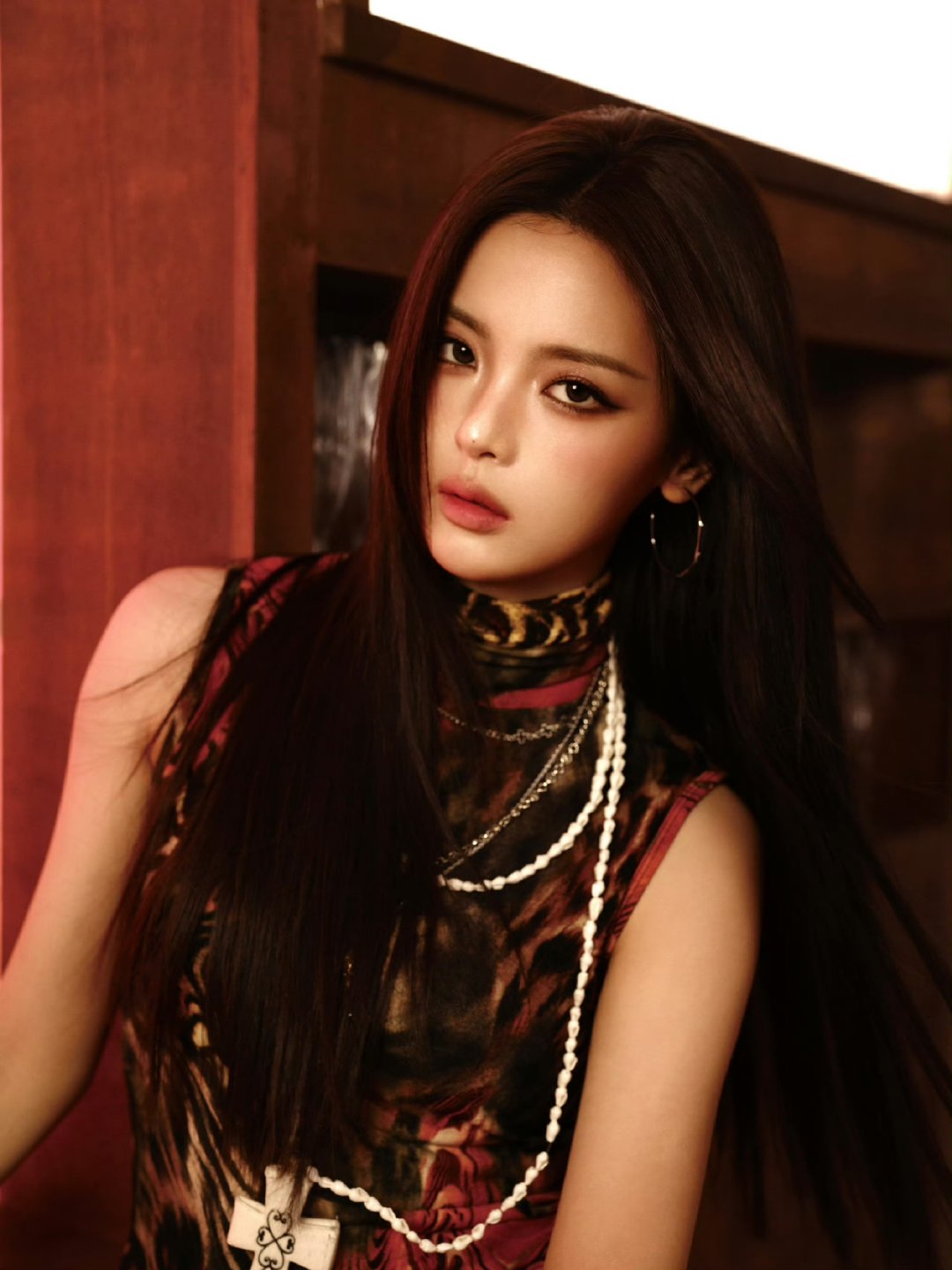 杨超越千禧辣姐妆造型多变引关注