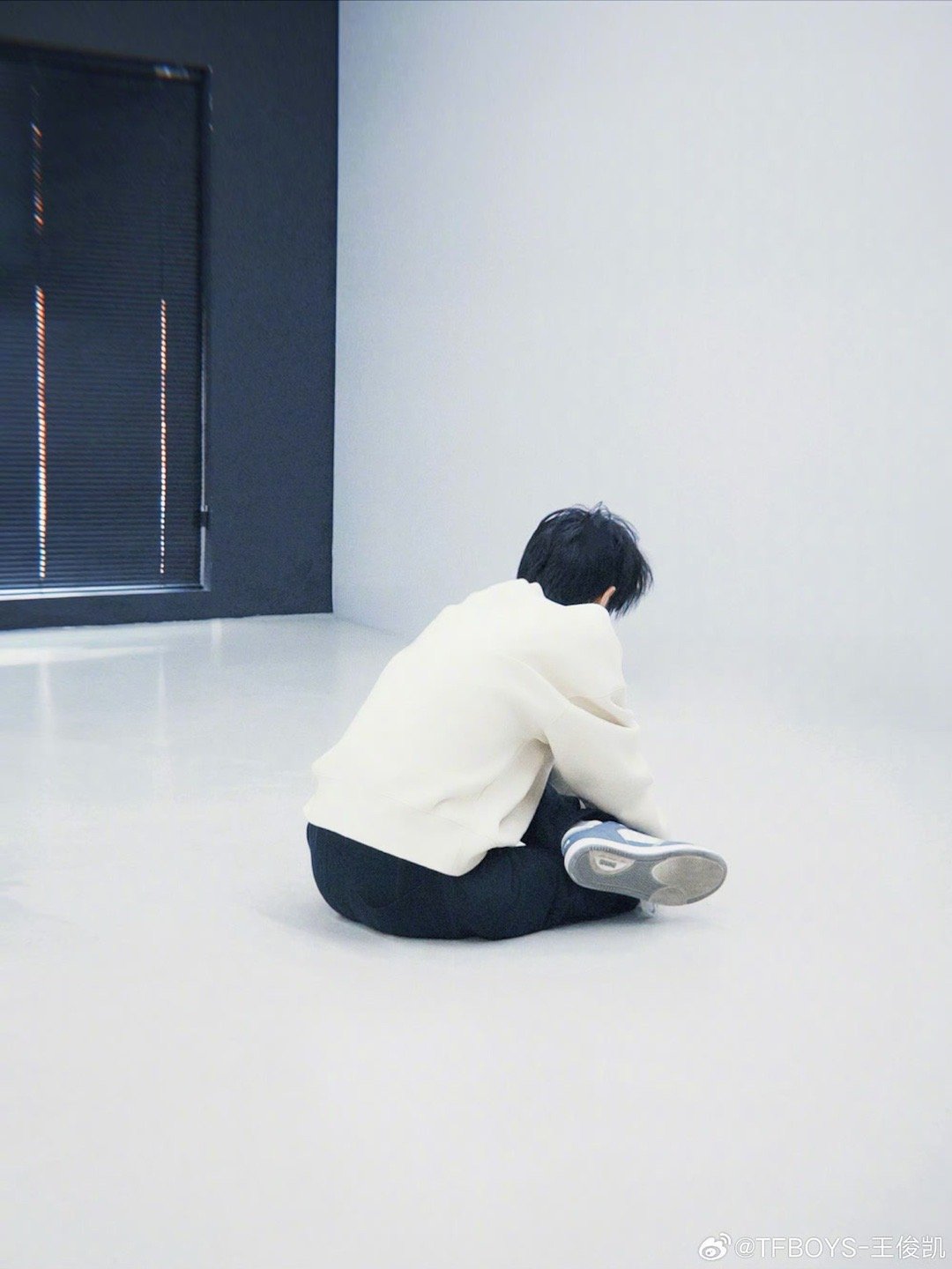 小凯认真排练背影萌萌