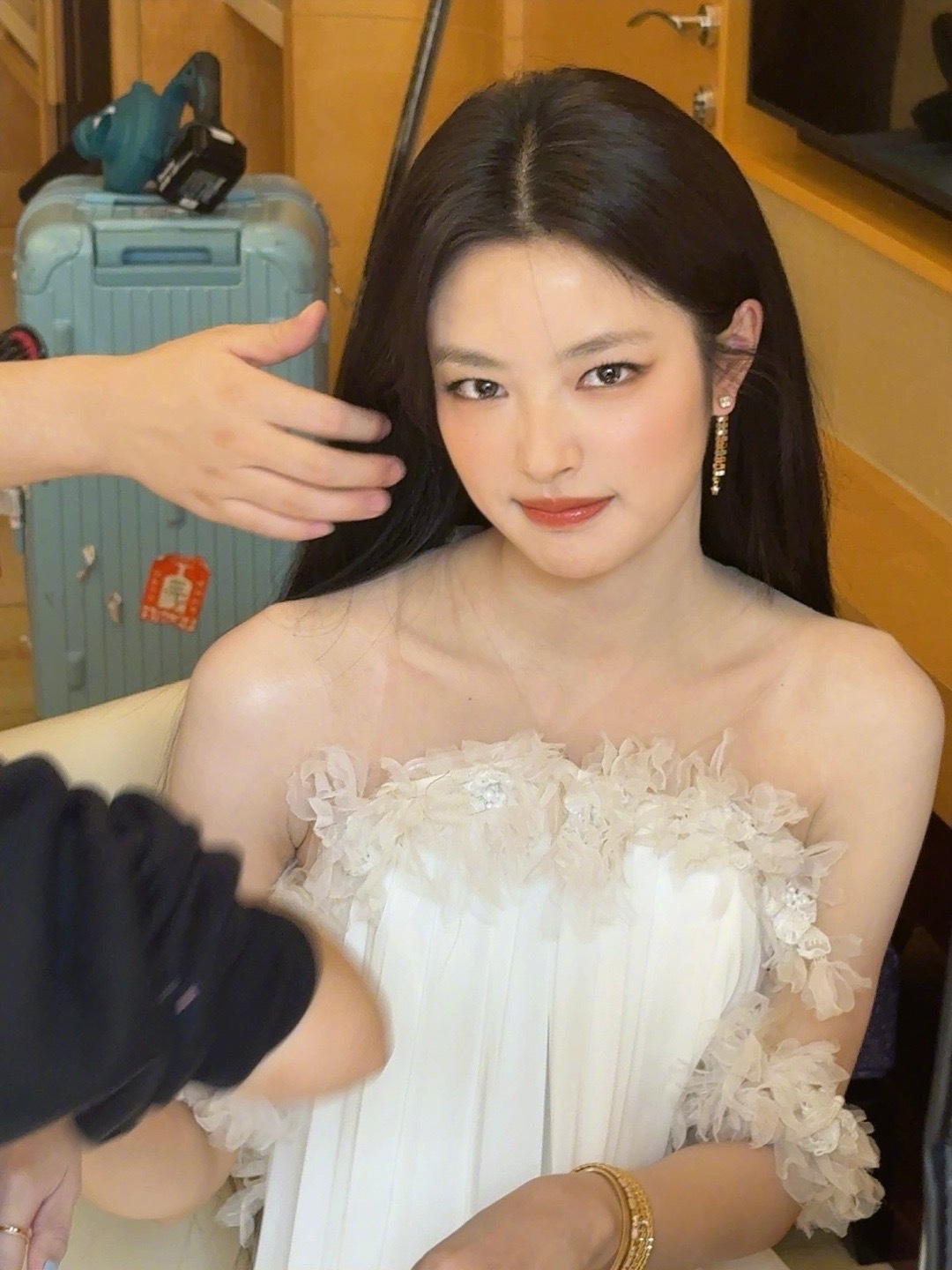 徐若晗亮相展现轻松美感