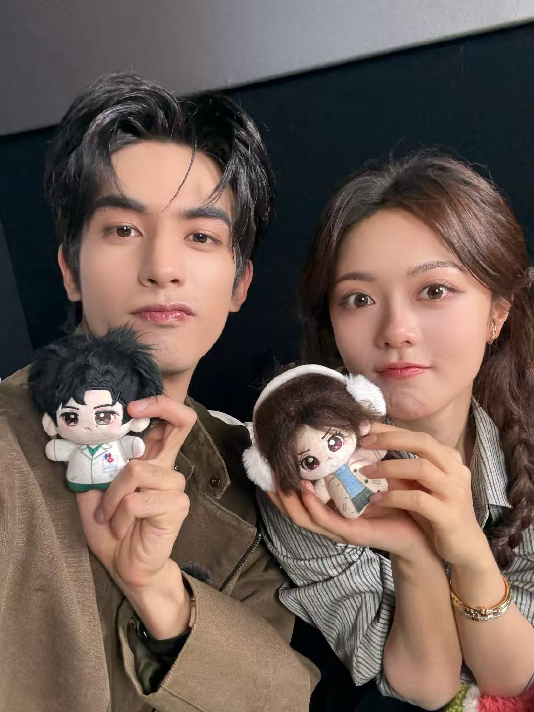 宋威龙赵今麦持玩偶自拍表情灵动