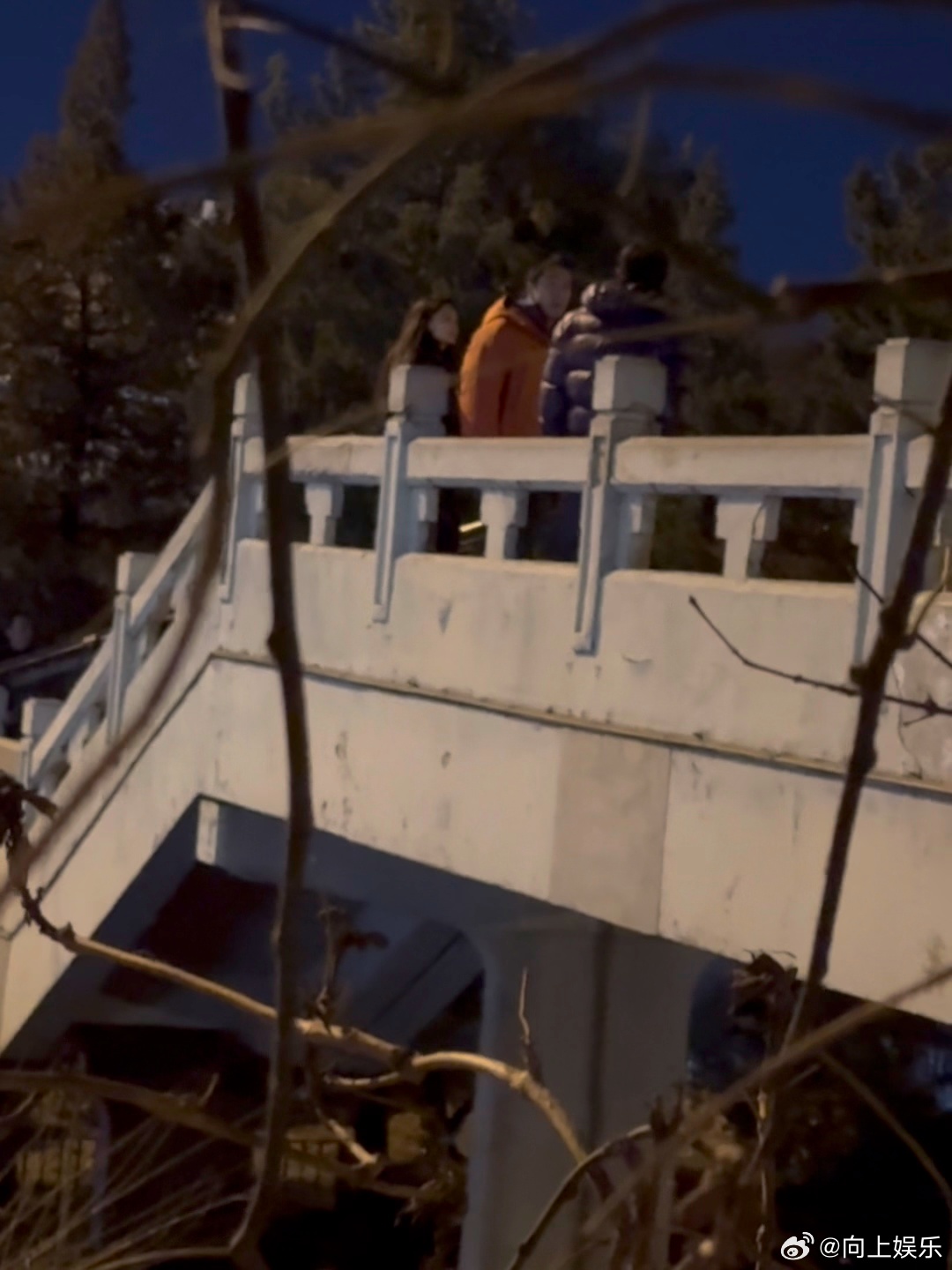 胡歌李沁白宇帆北京天桥拍新剧《人间有味》