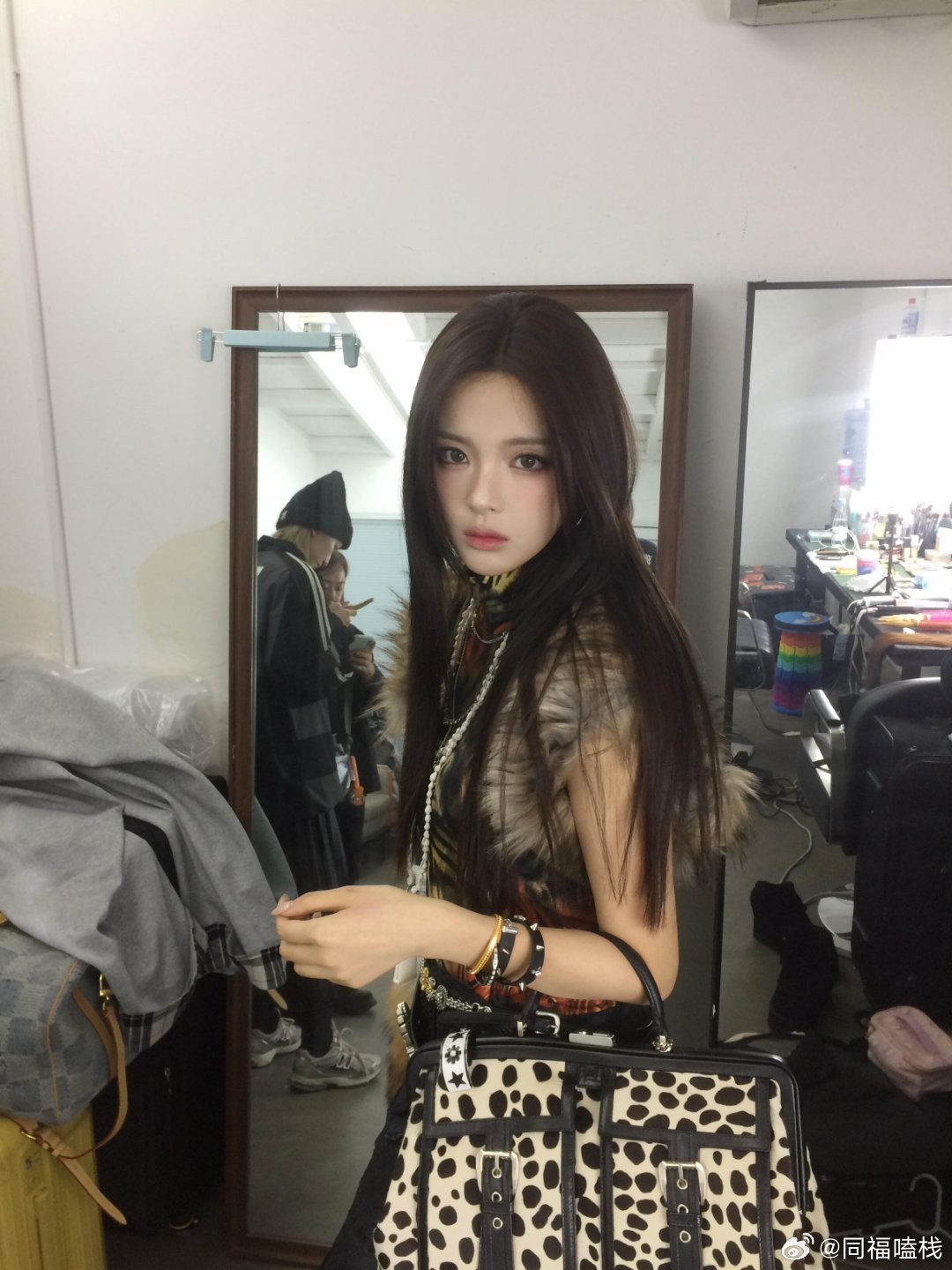 杨超越发布千禧风格随拍展现古早感