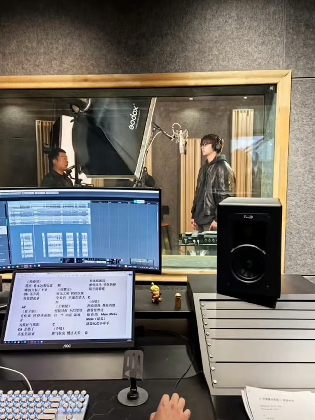 刘耀文为新综艺录制歌曲