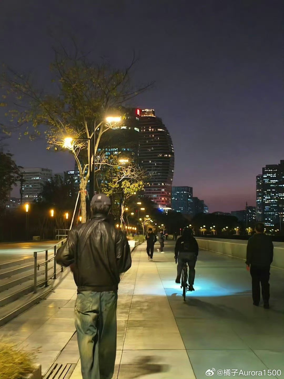 宋威龙背影神图引热议，林屿森造型惊艳