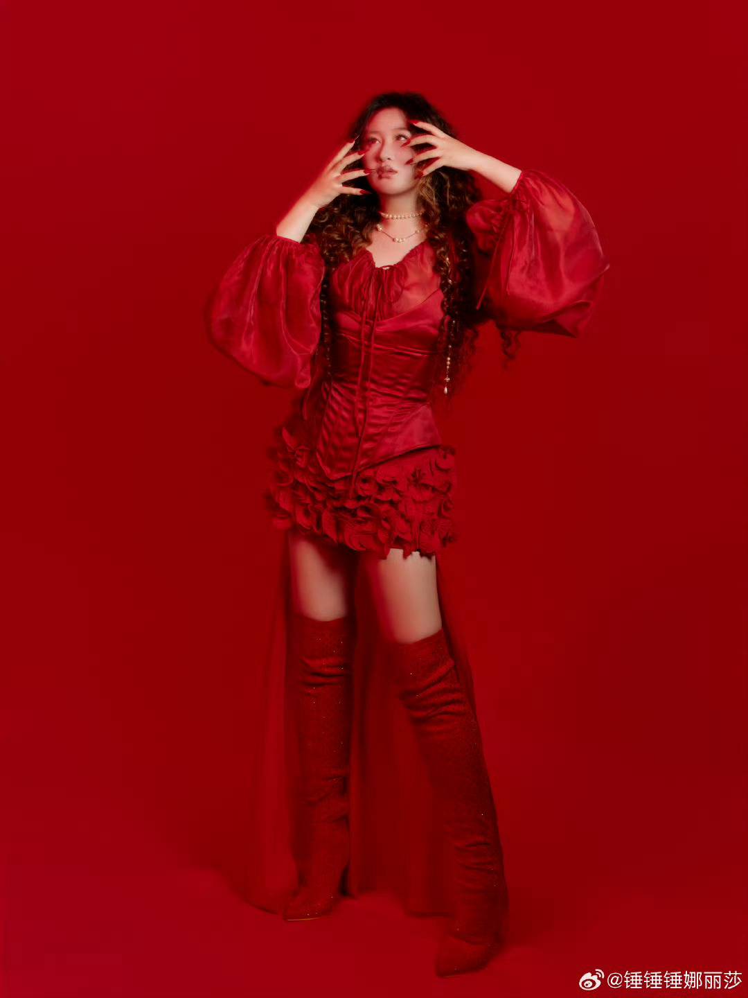 锤娜丽莎红色造型亮相，又美又飒气场全开