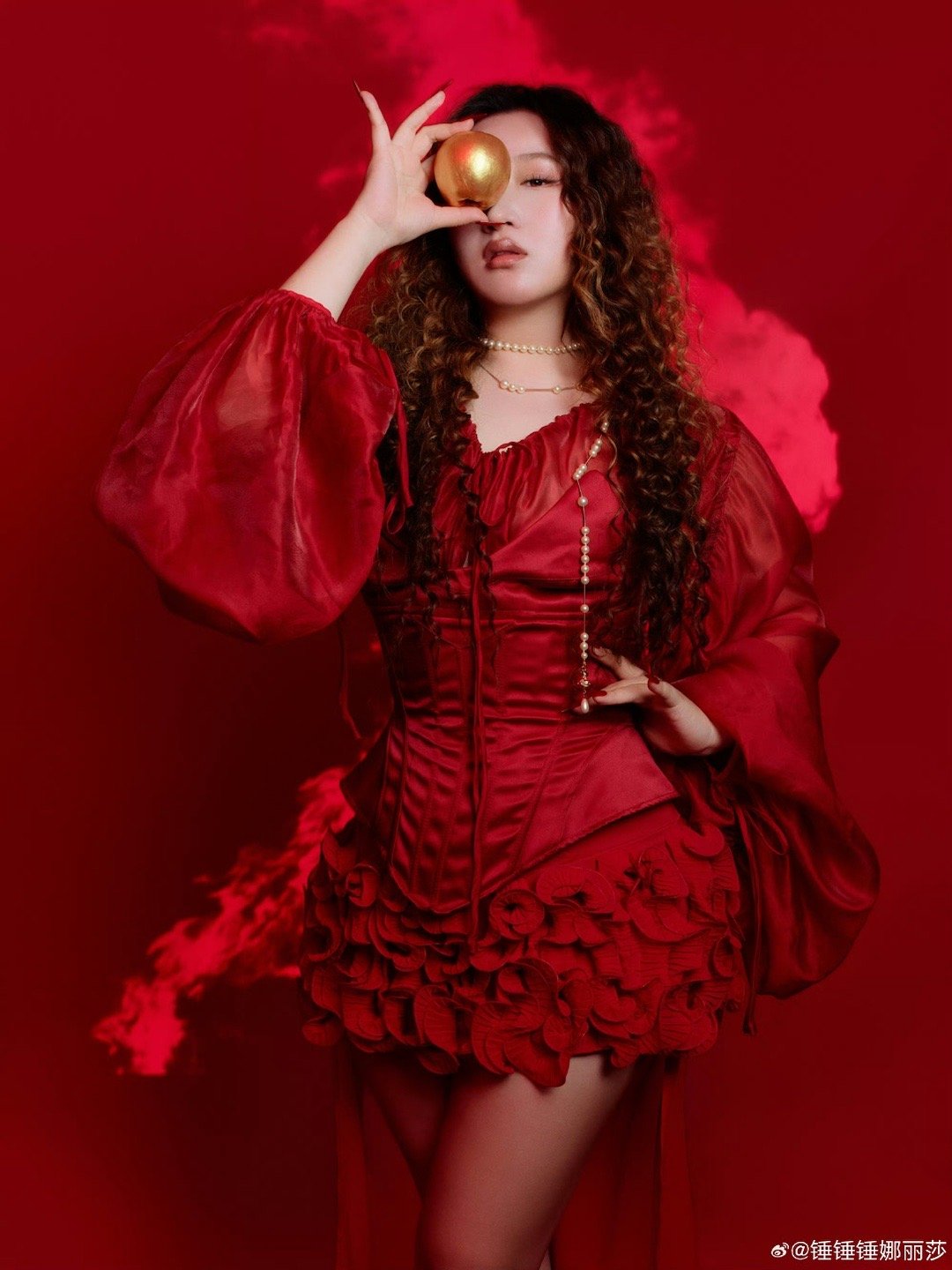 锤娜丽莎红色造型亮相引关注