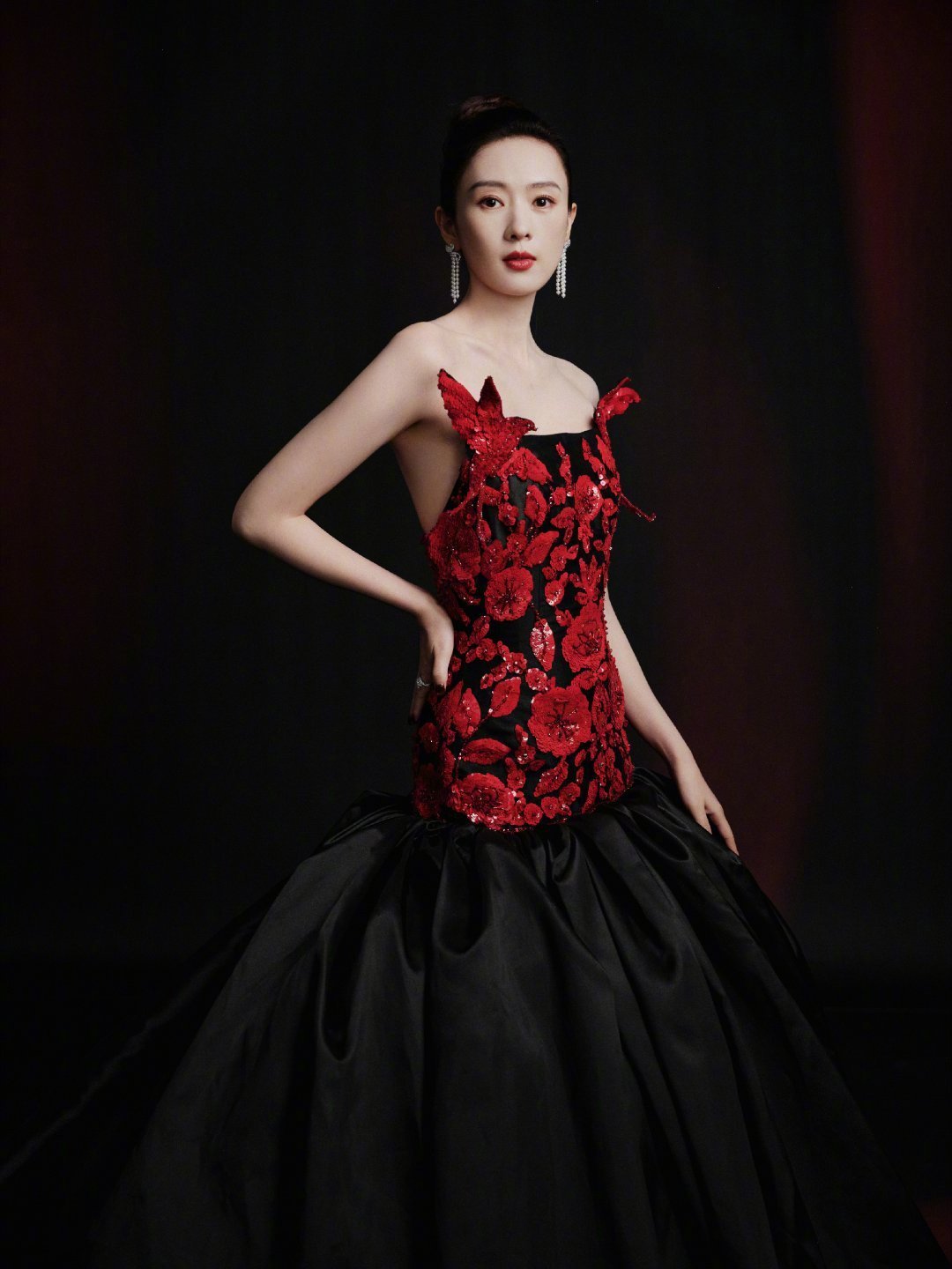 童瑶微博之夜红黑撞色造型引热议