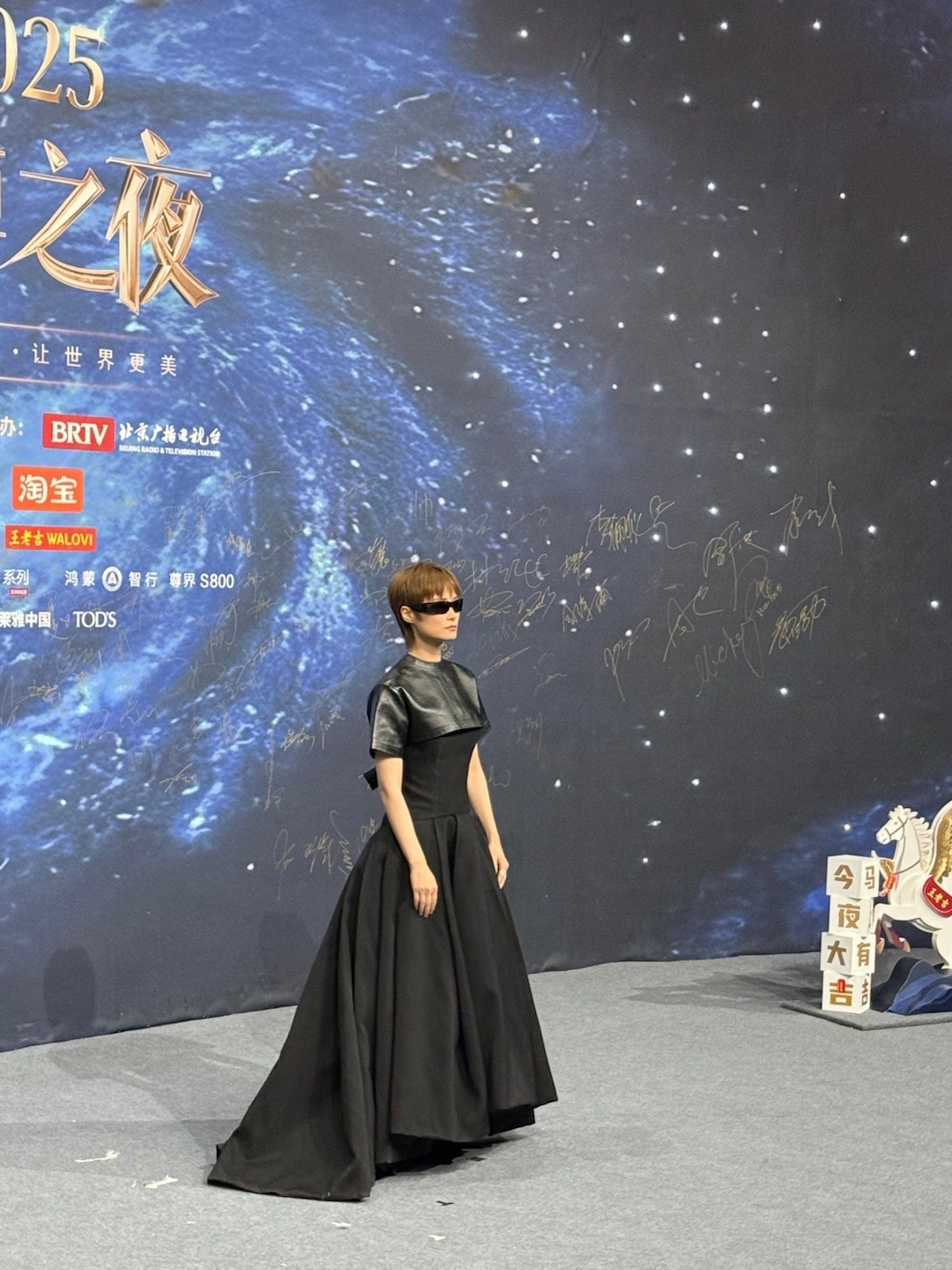 李宇春出道20周年携新专辑亮相微博之夜，Balenciaga造型气场全开